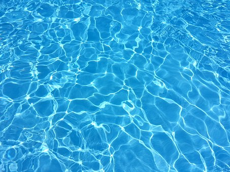 プール日和！プールの水質を守る塩素とは。